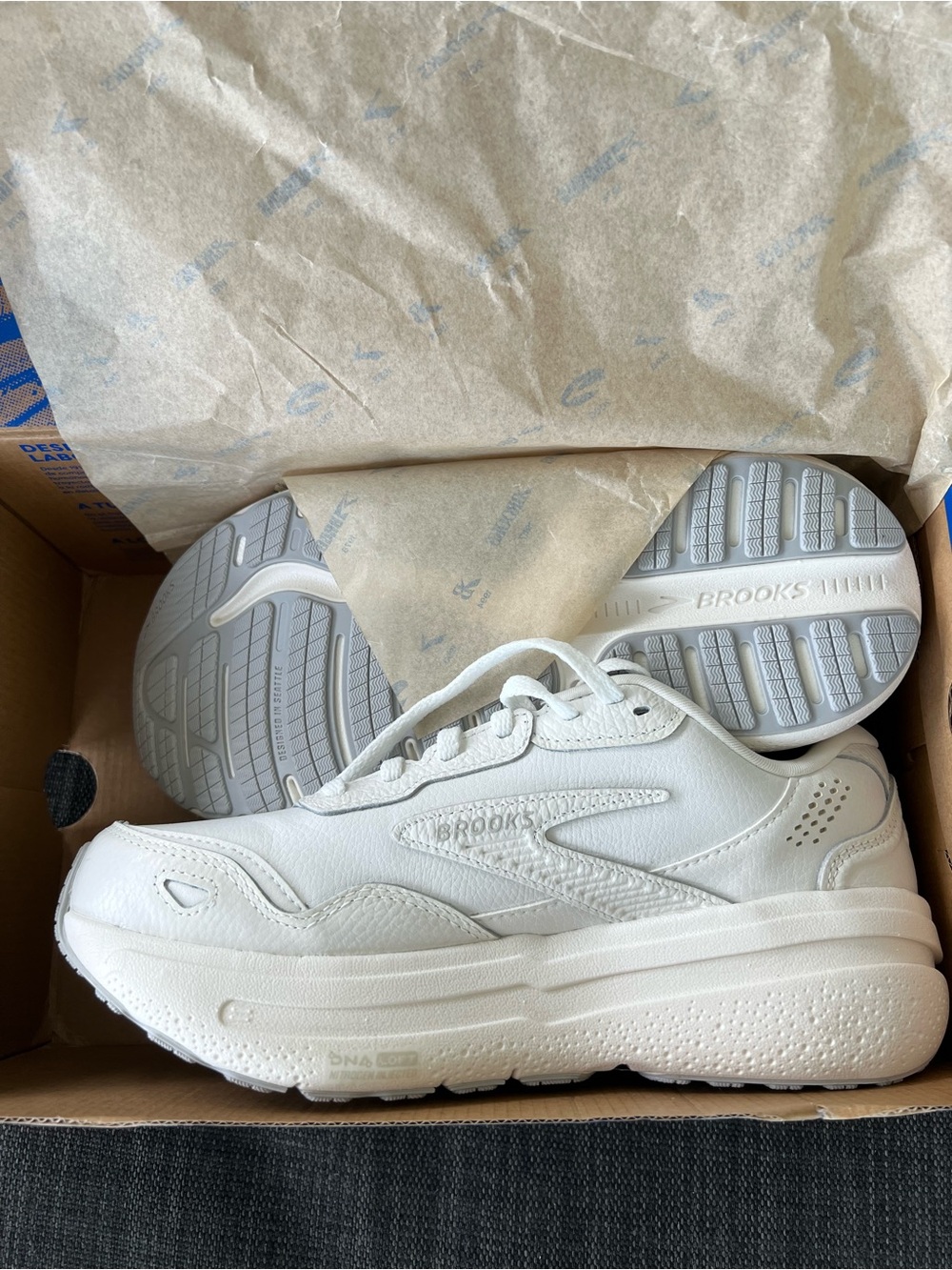NEW Brooks SOLD OUT Womens 8.5 Wide Ghost Max L White Leather Cushioned Sneakers